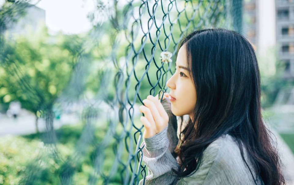 “周瑜怕是……已有死志。”贾诩对于周瑜的死倒是不怎么惊讶，看向吕布道：“孙权虽得周瑜之助得了江东之主的位置，但也因此，为周瑜自己埋下了祸根，他当时所展现出来的影响力太大了，大到只要他有这个想法，可以随时从孙权手中，将江东基业拿过来，这是为上位者最为忌惮的事情，孙策有那个魄力和足够的能力去驾驭周瑜，但孙权显然没有。”